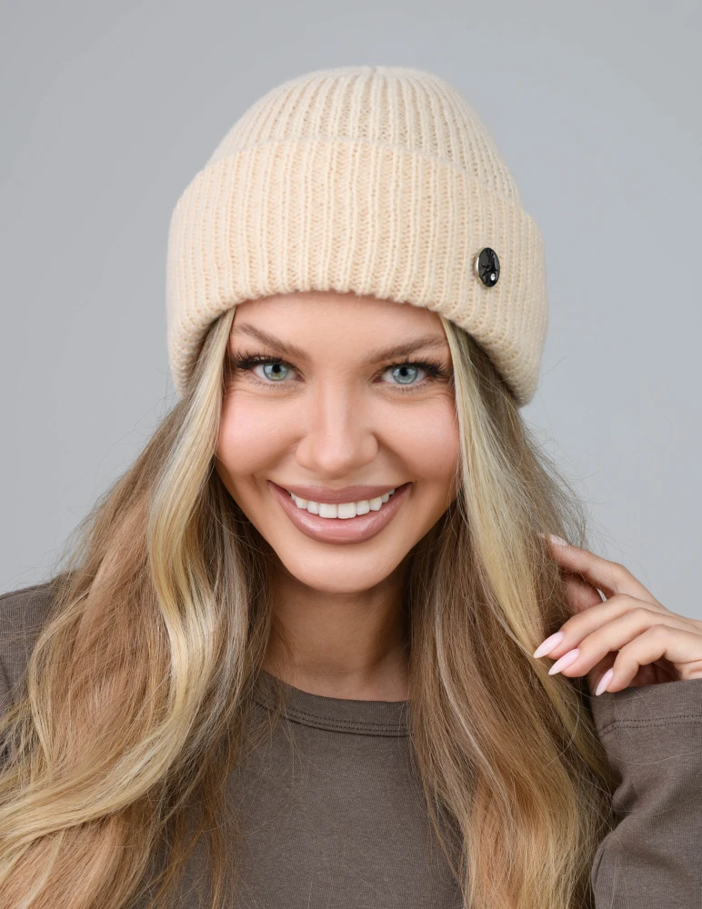 Modna czapka damska zimowa - wywijana czapka beanie