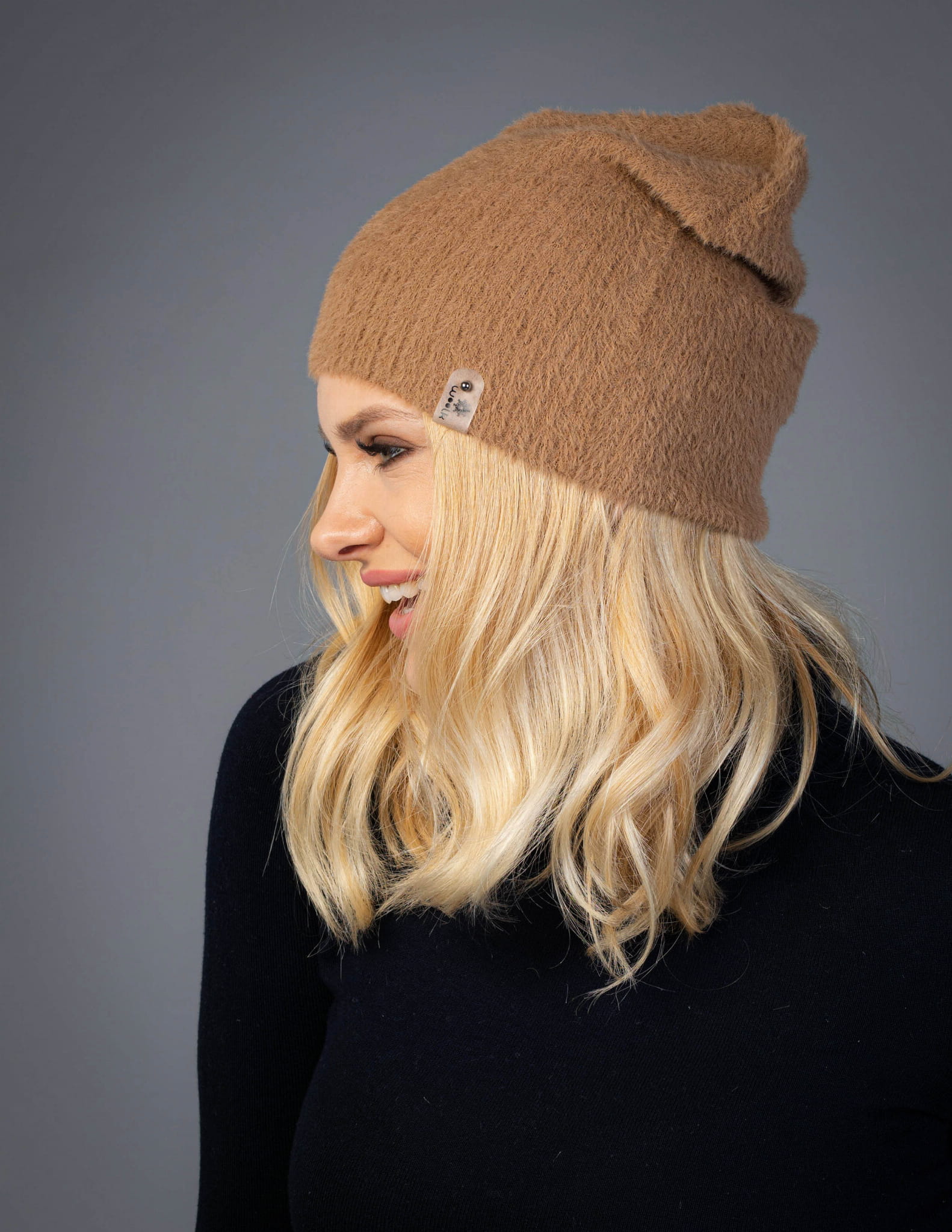 Modna czapka alpakowa damska typy Krasnal - mokka