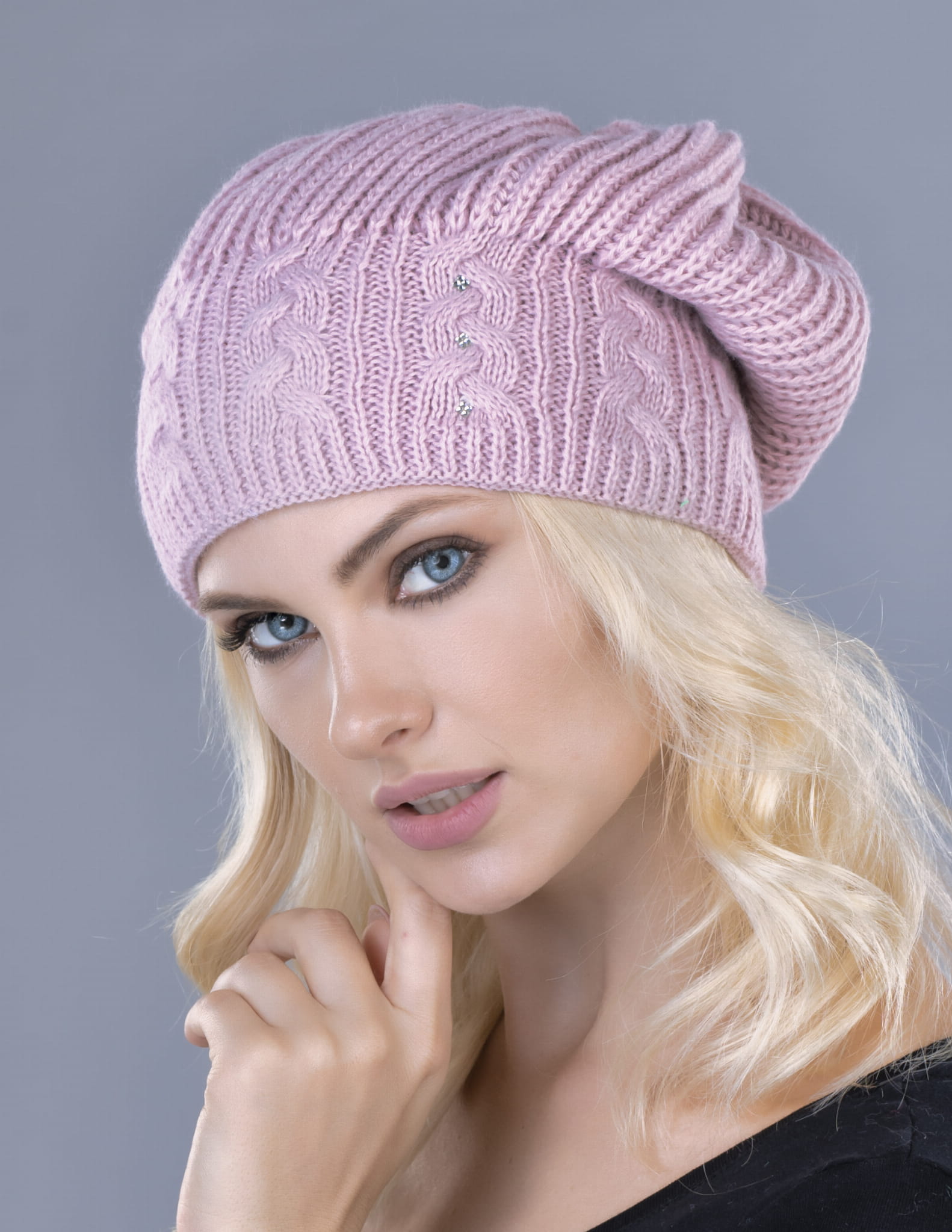 Zimowy beret damski - czapka zimowa typu beret Volan - róż pudrowy