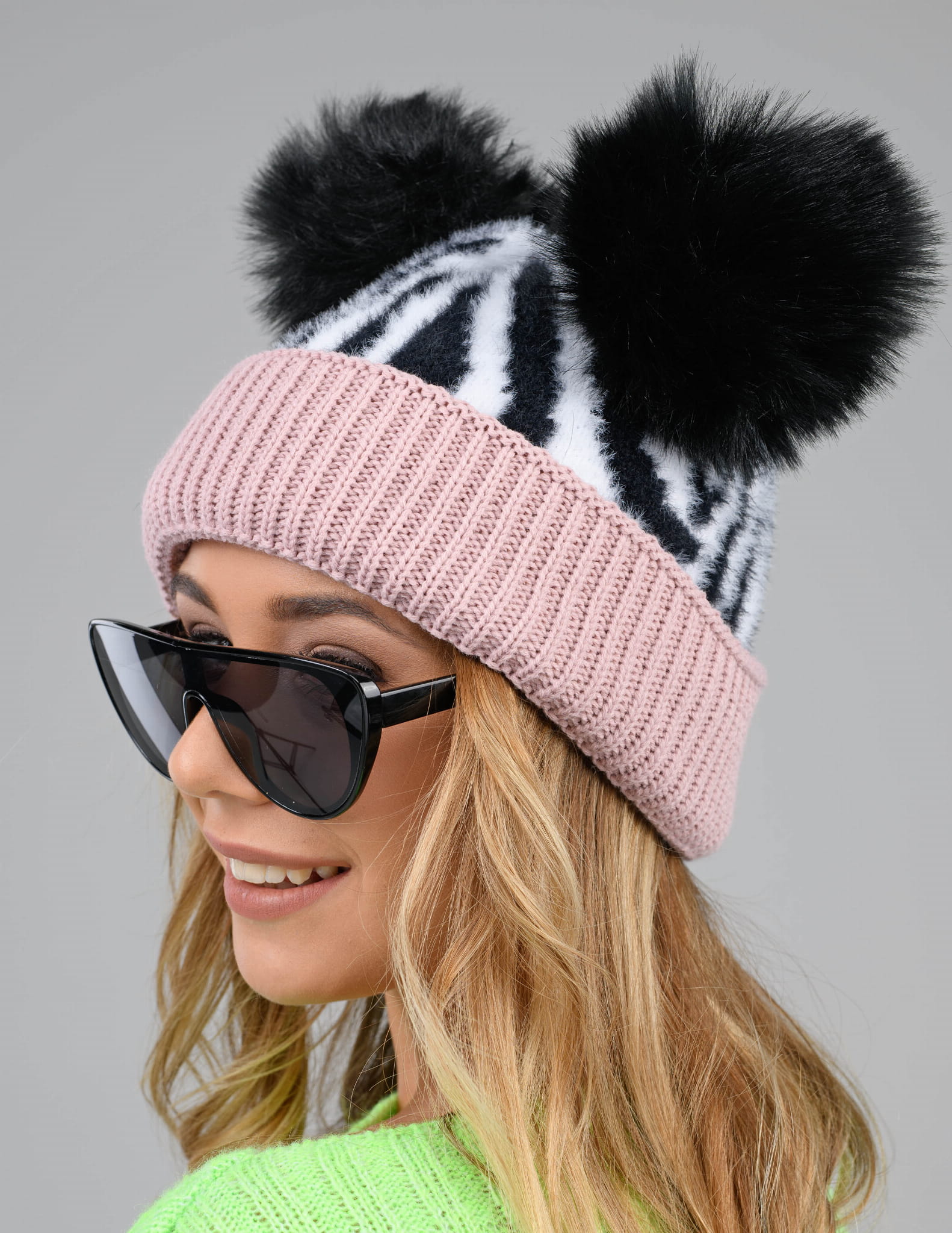 Zimowa czapka z dwoma pomponami-różowa-4.jpg