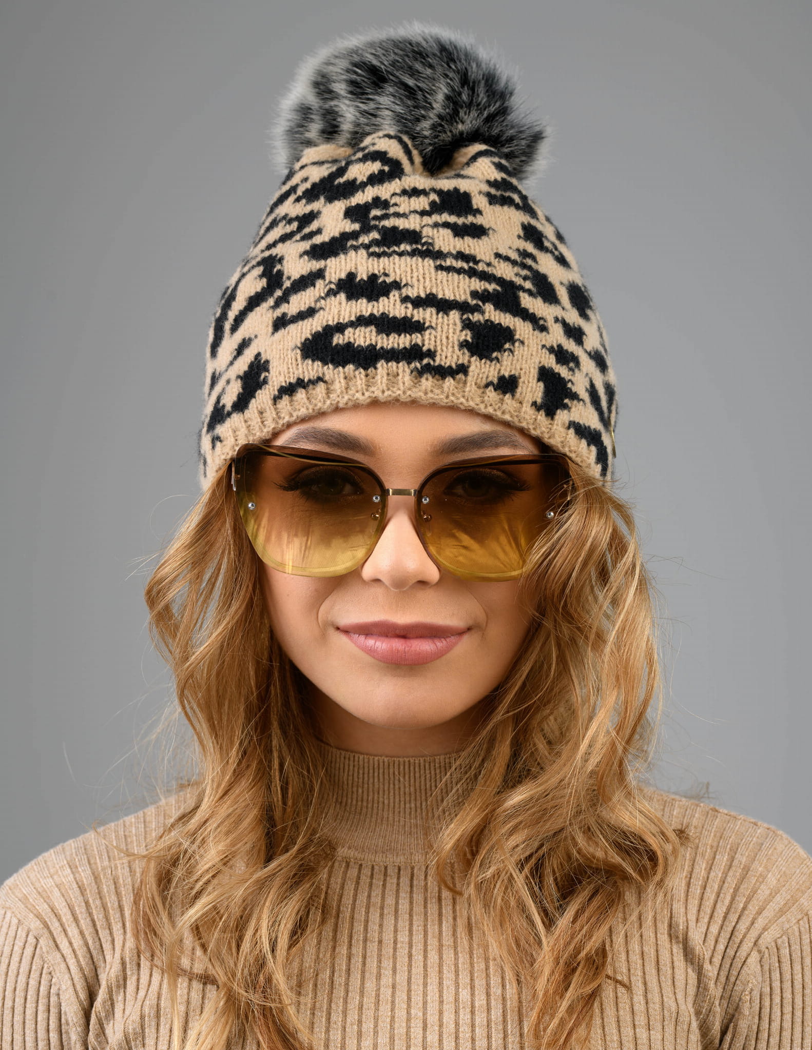 czapka-damska-zimowa-panterka-czarno-beżowa-1.jpg