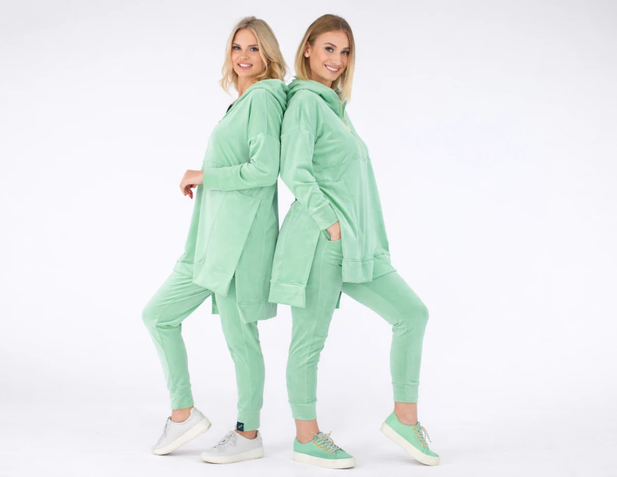 Miętowy dres damski welurowy – idealny na kwiecień